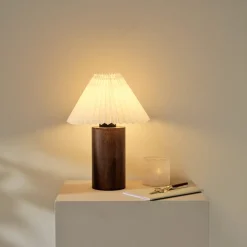 Bordlampe i tre med plissert lampeskjerm Northlight