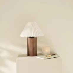 Bordlampe i tre med plissert lampeskjerm Northlight