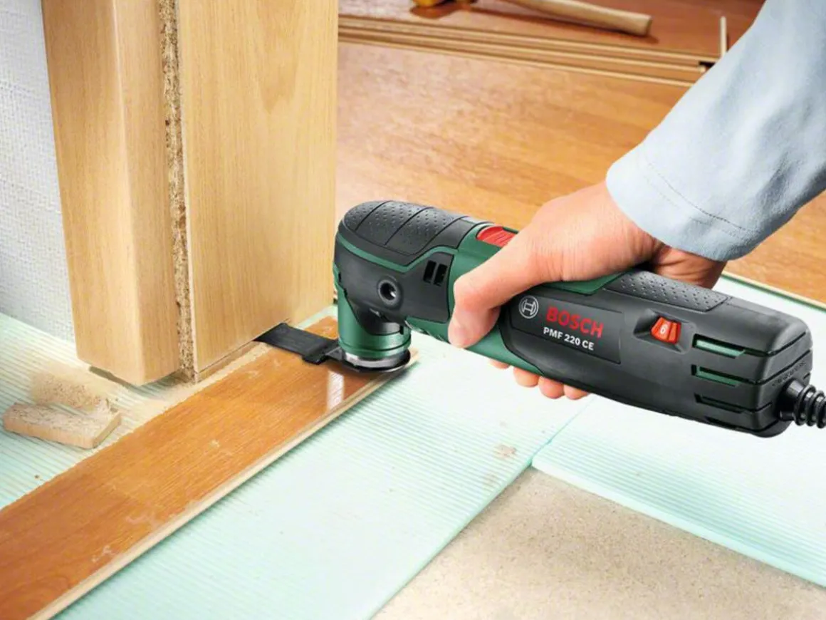 Bosch PMF 220 CE multikutter med tilbehør, 220 W