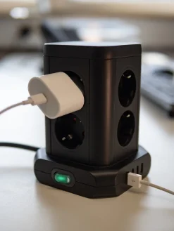 Brennenstuhl Socket Tower 8-veis grenuttak med 4 USB-uttak