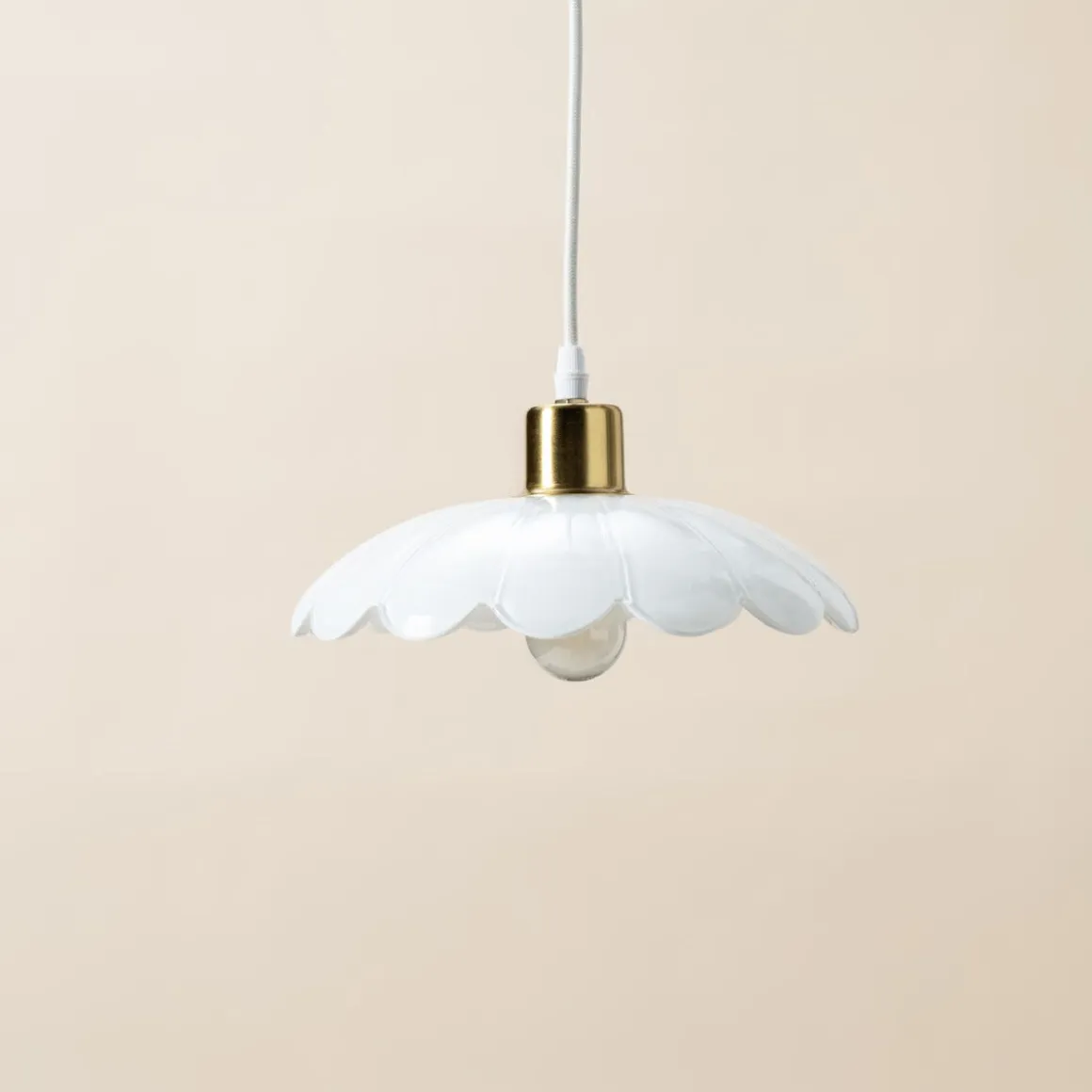 Britta taklampe i glass, blomst, hvit, Northlight