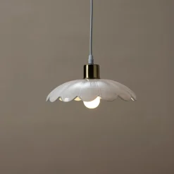 Britta taklampe i glass, blomst, hvit, Northlight