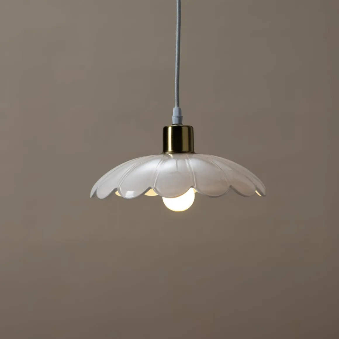 Britta taklampe i glass, blomst, hvit, Northlight
