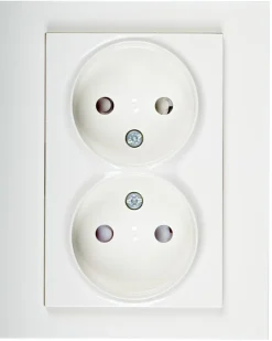 ELKO Plus 2-veis innfelt strømuttak for standard boks