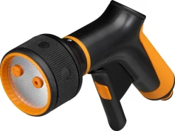Fiskars sprinklerpistol med 3 funksjoner og avtrekker foran