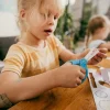 Fiskars Cut & Learn barnesaks med bok, høyre, fra 6 år