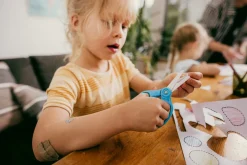 Fiskars Cut & Learn barnesaks med bok, høyre, fra 6 år