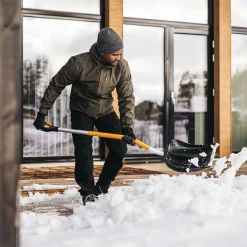 Fiskars X-Series snøskuffe, vinklet aluminiumsskaft
