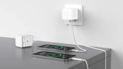 Hurtiglader 65 W med uttrekkbar USB-C-kabel, hvit