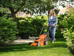 Husqvarna LC 142iS batteridrevet gressklipper, selvgående