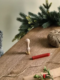 Lakkforsegling, seglstempel med krans og rød lakkstang