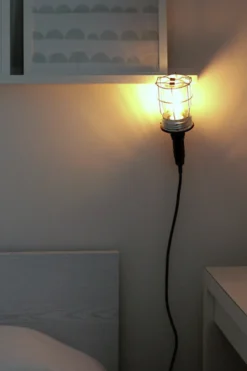 Lampe med ledning IP54, tåler vannsprut, Airam