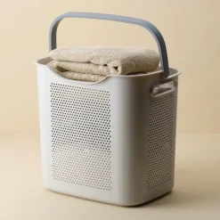 Liten skittentøyskurv i plast med håndtak, beige og grå