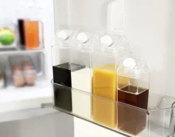 Melkekartong av plast, plastflaske med skrukork