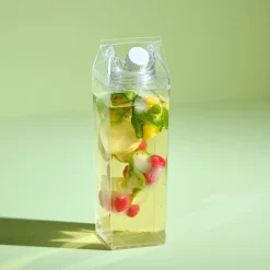 Melkekartong av plast, plastflaske med skrukork