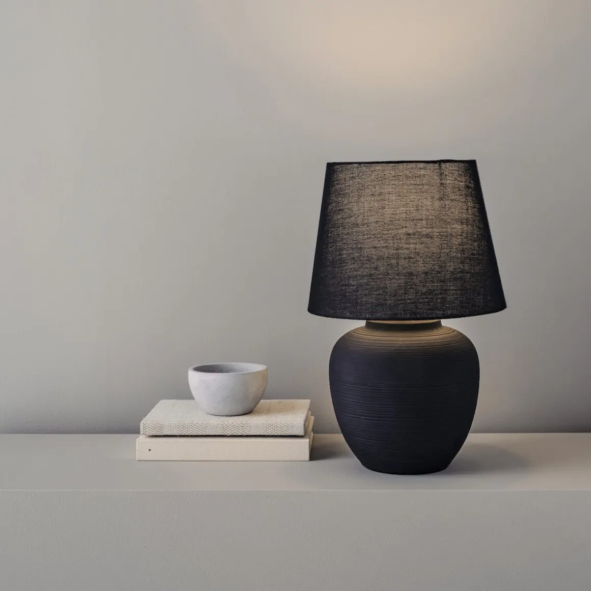 Northlight Selma bordlampe i svart keramikk
