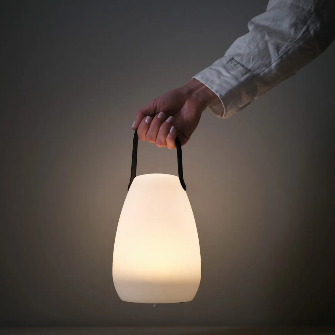 Northlight solcellelykt med hank, RGB og hvitt lys
