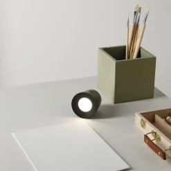 Oppladbar vegglampe med klemme og magnetfeste
