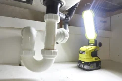 Ryobi arbeidslampe 900 lm R18ALP-0 One+, batteridrevet