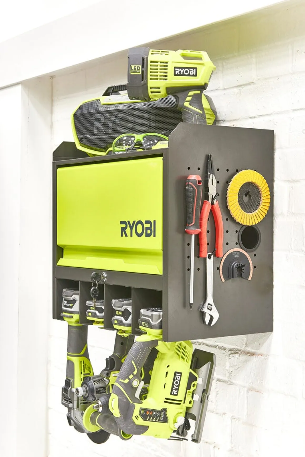 Ryobi verktøyskap RHWS-01, veggmontert med dør.