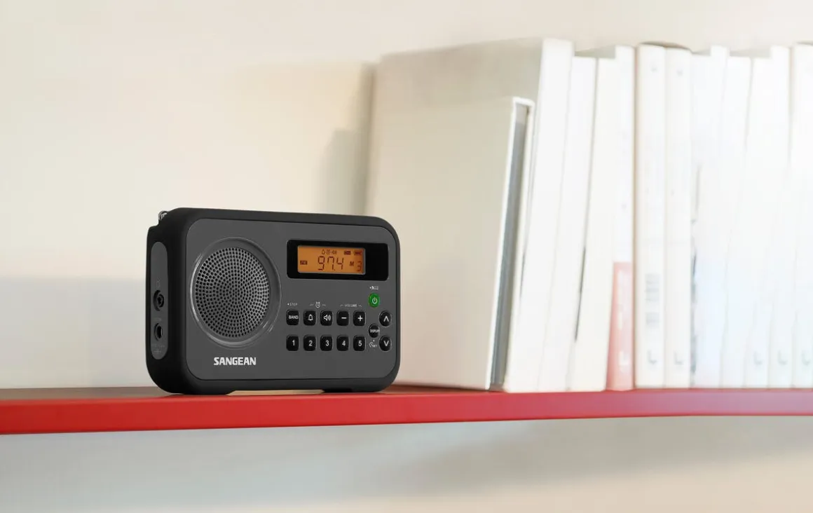 Sangean PR-D18 AM/FM-radio med klokkeradio