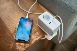Schneider Unica bordenhet med jordet stikkontakt og 2 USB-porter