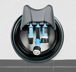 Slangeholder til vannslange med rom til tilbehør, plast