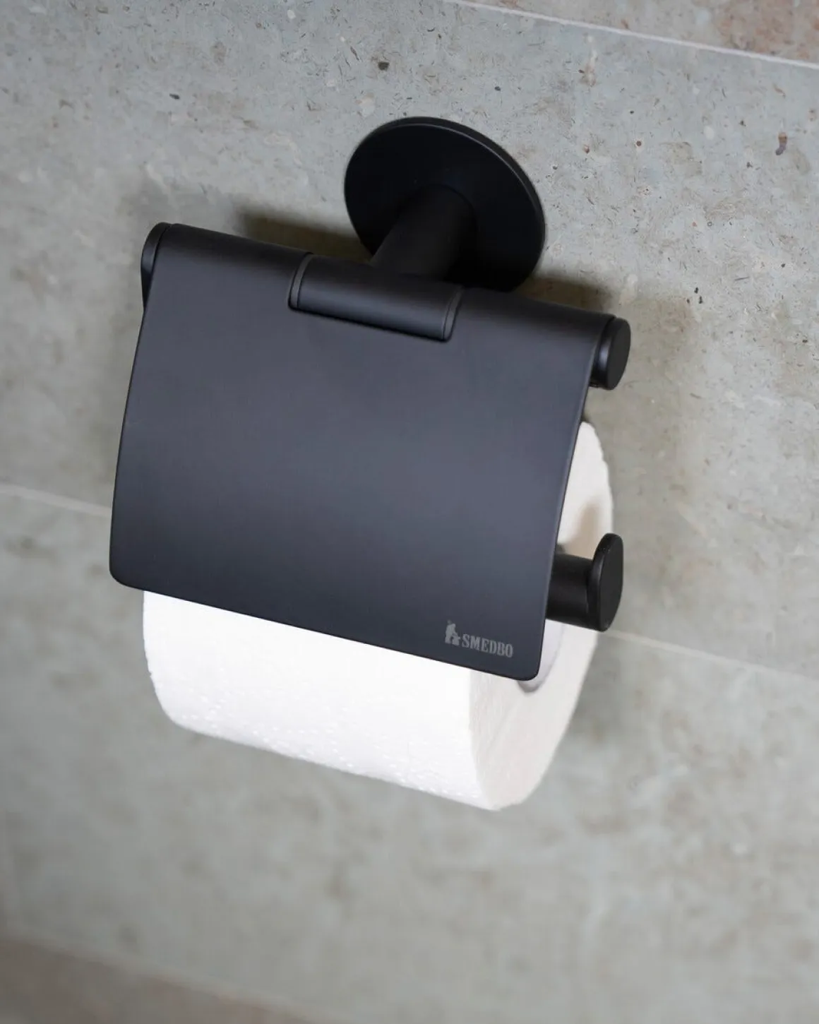 Smedbo DOT selvklebende toalettpapirholder med lokk
